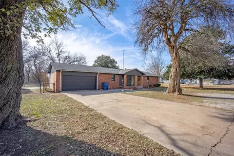 107 W Quapaw St, Lindsay, OK 73052