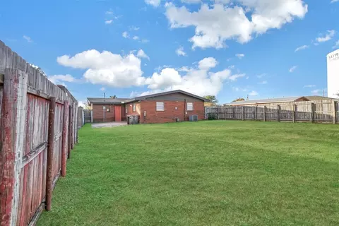 Exterior - 18 E Anchor Dr, Sayre, OK 73662 photo 3 of 4