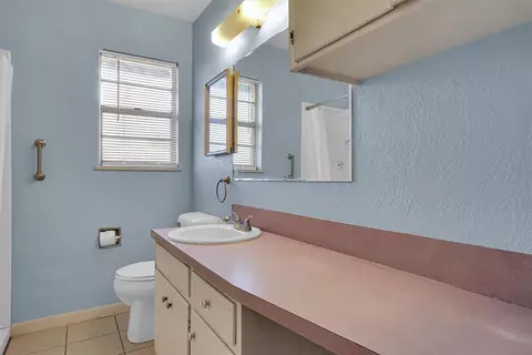 Bath - 18 E Anchor Dr, Sayre, OK 73662 photo 1 of 2