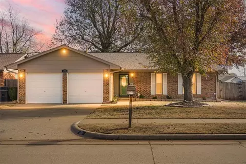 1208 S Patterson Dr, Moore, OK 73160