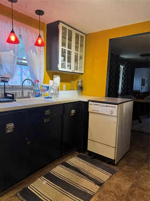 Kitchen - 320 S Pine St, Guthrie, OK 73044 photo 2 of 4