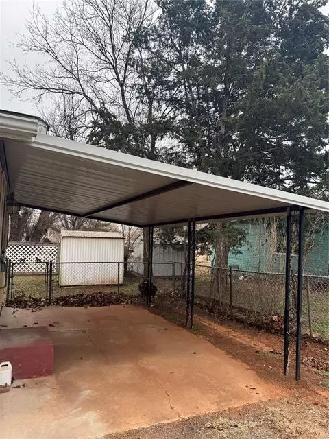Exterior - 320 S Pine St, Guthrie, OK 73044 photo 4 of 8