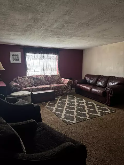Living - 320 S Pine St, Guthrie, OK 73044 photo 1 of 2