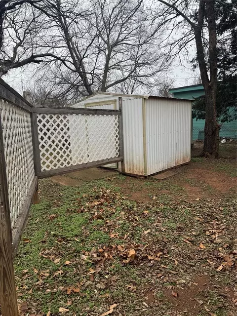 Exterior - 320 S Pine St, Guthrie, OK 73044 photo 6 of 8