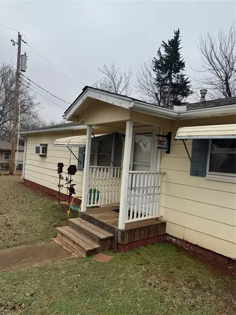Exterior - 320 S Pine St, Guthrie, OK 73044 photo 3 of 8