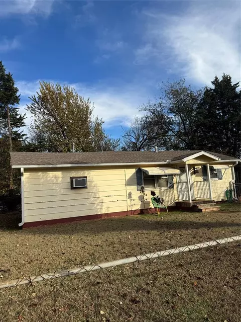 Exterior - 320 S Pine St, Guthrie, OK 73044 photo 1 of 8
