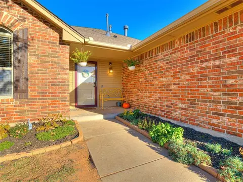 10701 SW 31st Ct, Yukon, OK 73099
