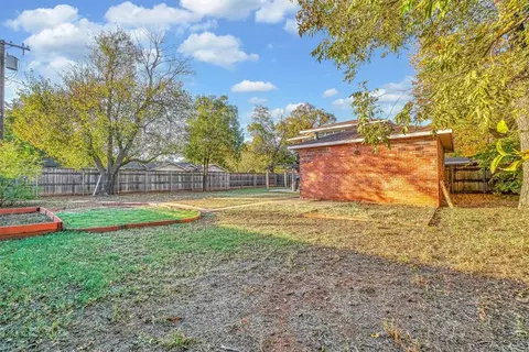 Exterior - 800 E Commerce St, Altus, OK 73521 photo 7 of 7