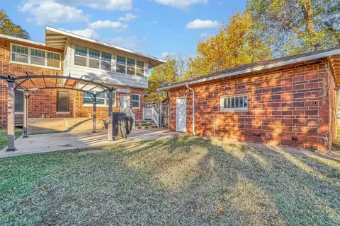 Exterior - 800 E Commerce St, Altus, OK 73521 photo 5 of 7