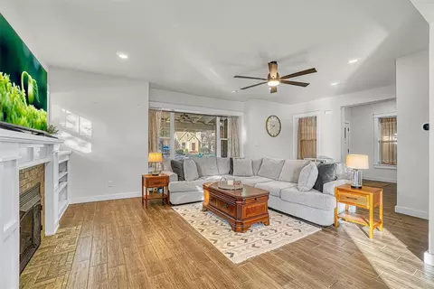 Living - 800 E Commerce St, Altus, OK 73521 photo 1 of 2