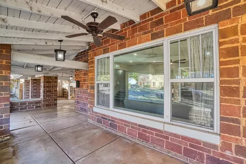 Exterior - 800 E Commerce St, Altus, OK 73521 photo 3 of 7