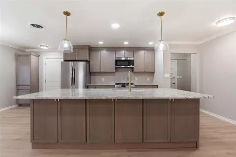 Kitchen - 2505 N Robin St, Altus, OK 73521 photo 3 of 5