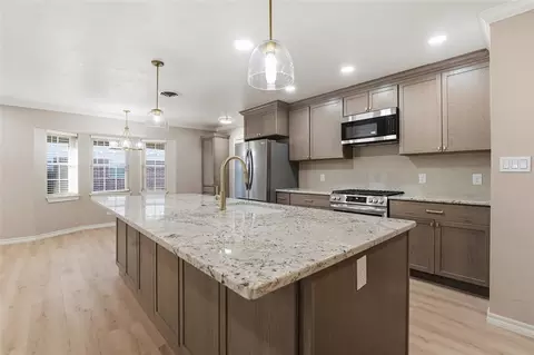 Kitchen - 2505 N Robin St, Altus, OK 73521 photo 2 of 5