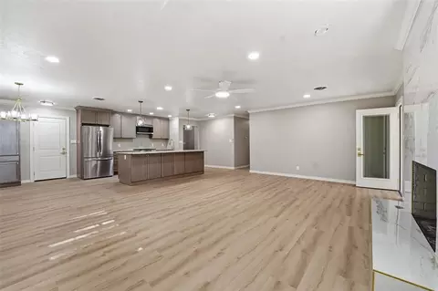 Living - 2505 N Robin St, Altus, OK 73521 photo 4 of 6