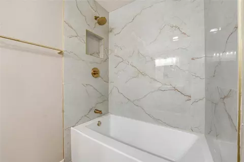 Bath - 2505 N Robin St, Altus, OK 73521 photo 3 of 4