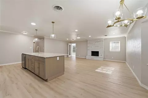 Living - 2505 N Robin St, Altus, OK 73521 photo 6 of 6