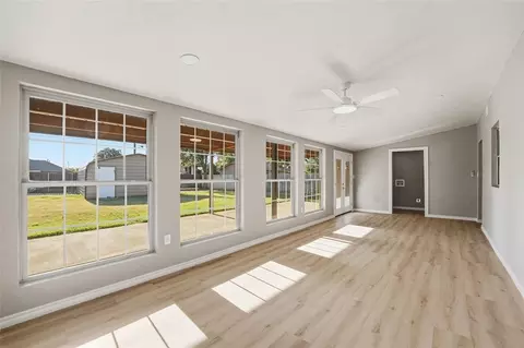 Living - 2505 N Robin St, Altus, OK 73521 photo 5 of 6