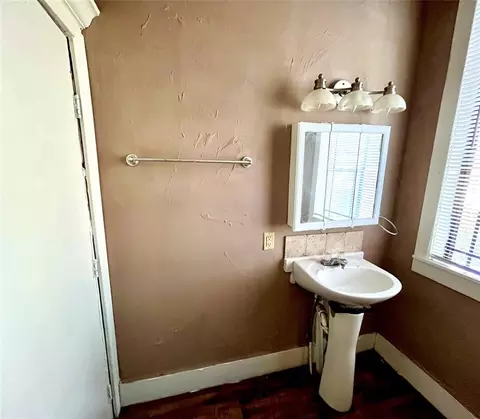 Bath - 209 E G St, Ringling, OK 73456 photo 3 of 3
