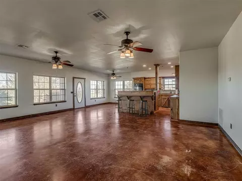 Living - 1007 Cs 2928, Tuttle, OK 73089 photo 5 of 8