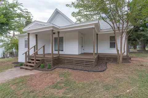 1027 W Idaho Ave, Chickasha, OK 73018