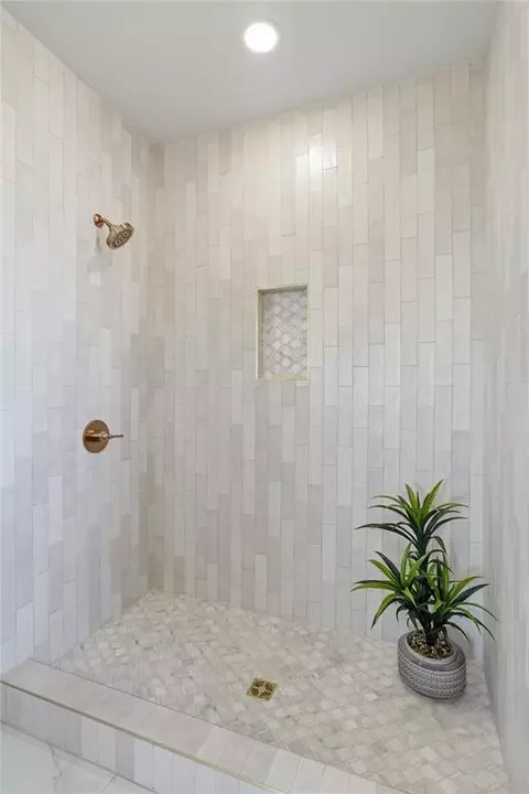 Bath - 977 Rylee Ln, Tuttle, OK 73089 photo 4 of 6