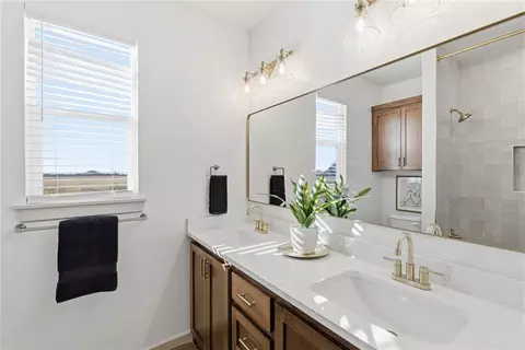 Bath - 977 Rylee Ln, Tuttle, OK 73089 photo 5 of 6
