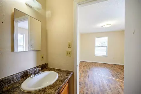 Bath - 507 N Bock St, Broken Bow, OK 74728 photo 2 of 4