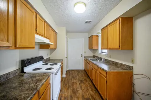 Entry Way - 507 N Bock St, Broken Bow, OK 74728 photo 1 of 2