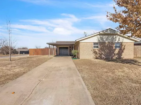 945 NW 19th St, Moore, OK 73160