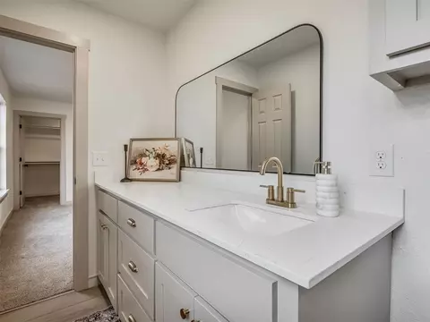 Bath - 2085 Fox Ln, Tuttle, OK 73089 photo 4 of 7