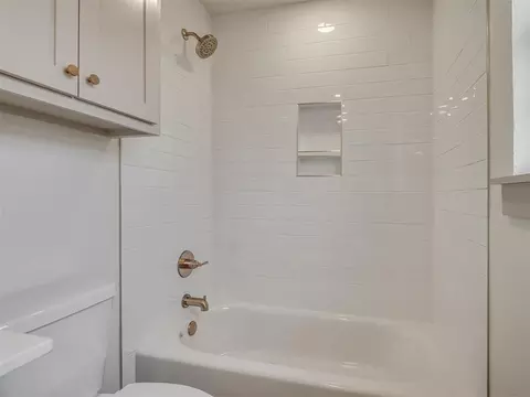 Bath - 2085 Fox Ln, Tuttle, OK 73089 photo 3 of 7
