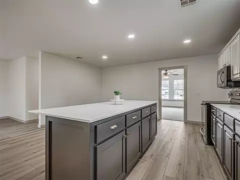 Kitchen - 2085 Fox Ln, Tuttle, OK 73089 photo 4 of 9