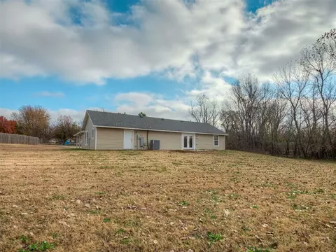 Exterior - 2085 Fox Ln, Tuttle, OK 73089 photo 7 of 8