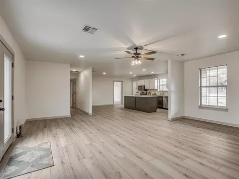 Living - 2085 Fox Ln, Tuttle, OK 73089 photo 2 of 7