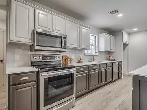 Kitchen - 2085 Fox Ln, Tuttle, OK 73089 photo 7 of 9