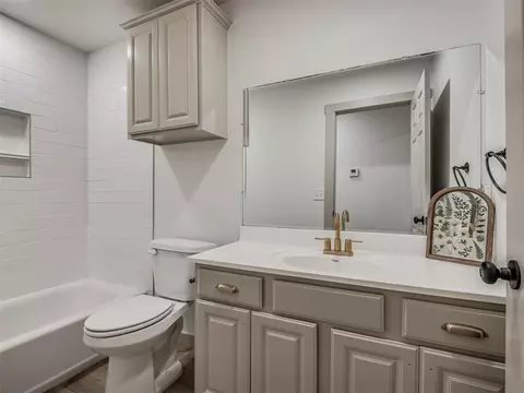 Bath - 2085 Fox Ln, Tuttle, OK 73089 photo 5 of 7