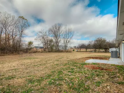Exterior - 2085 Fox Ln, Tuttle, OK 73089 photo 6 of 8