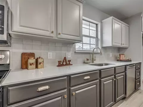 Kitchen - 2085 Fox Ln, Tuttle, OK 73089 photo 9 of 9