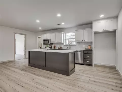 Kitchen - 2085 Fox Ln, Tuttle, OK 73089 photo 2 of 9