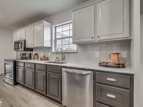 Kitchen - 2085 Fox Ln, Tuttle, OK 73089 photo 5 of 9