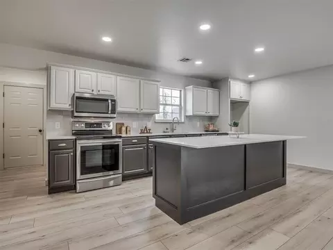 Kitchen - 2085 Fox Ln, Tuttle, OK 73089 photo 8 of 9
