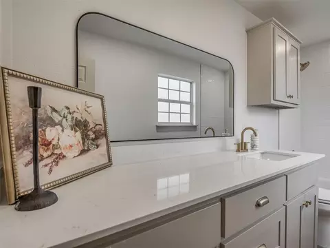 Bath - 2085 Fox Ln, Tuttle, OK 73089 photo 2 of 7
