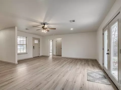 Living - 2085 Fox Ln, Tuttle, OK 73089 photo 5 of 7