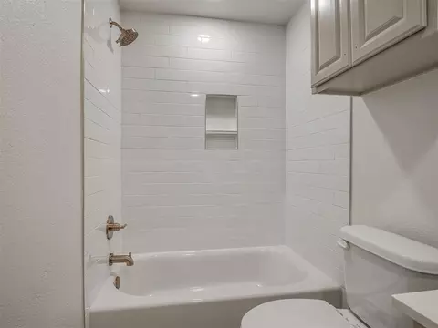 Bath - 2085 Fox Ln, Tuttle, OK 73089 photo 6 of 7