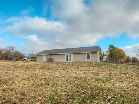 Exterior - 2085 Fox Ln, Tuttle, OK 73089 photo 4 of 8