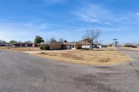 111 N Plum Ave, Union City, OK 73090