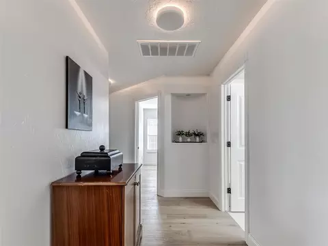 Entry Way - 1806 Barrington Dr, Norman, OK 73071 photo 3 of 4