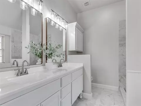 Bath - 1806 Barrington Dr, Norman, OK 73071 photo 2 of 3