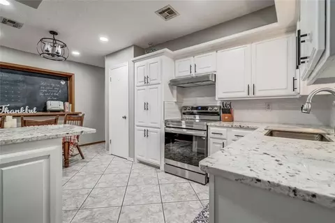 24 Ridgecrest Dr, Chickasha, OK 73018