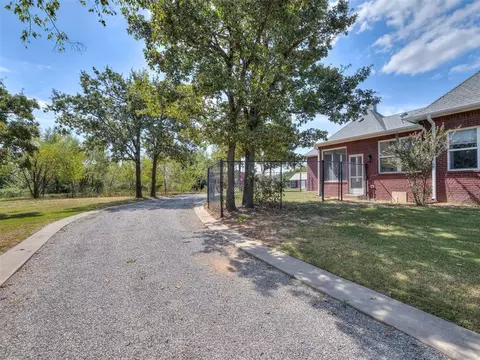 Exterior - 9300 Pine Ave, Spencer, OK 73084 photo 7 of 8